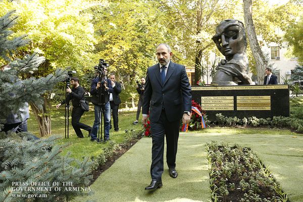 Փաշինյանը հարգանքի տուրք  մատուցեց  Հոկտեմբերի 27-ի  զոհերի հիշատակին - Sputnik Արմենիա