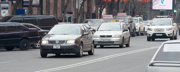 Автомобили в центре Еревана Автомобили в центре Еревана - Sputnik Армения
