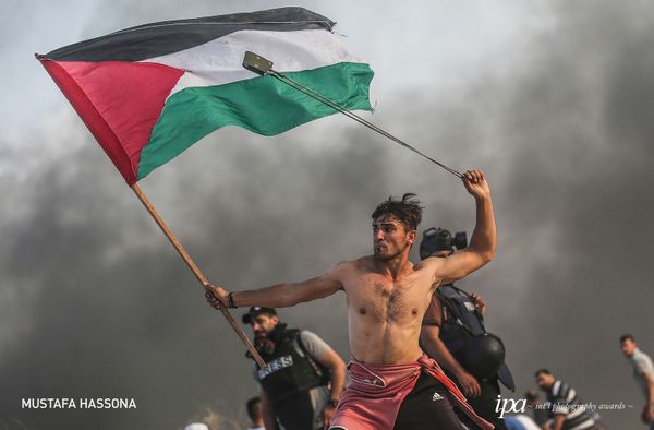 Снимок Palestinian rights of return protests фотографа Mustafa Hassona, победивший в категории Editorial / Press Photographer Of the Year среди Professional конкурса International Photography Awards 2019 - Sputnik Армения
