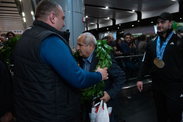 Встреча тяжелоатлетов в аэропорту Звартноц (29 октября 2019). Еревaн Встреча тяжелоатлетов в аэропорту Звартноц (29 октября 2019). Еревaн - Sputnik Армения