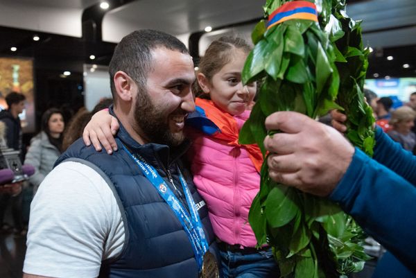 Встреча тяжелоатлетов в аэропорту Звартноц (29 октября 2019). Еревaн Встреча тяжелоатлетов в аэропорту Звартноц (29 октября 2019). Еревaн - Sputnik Армения