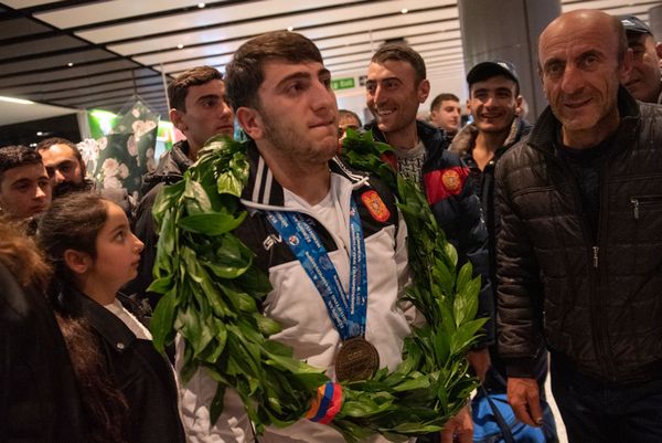 Встреча тяжелоатлетов в аэропорту Звартноц (29 октября 2019). Еревaн Встреча тяжелоатлетов в аэропорту Звартноц (29 октября 2019). Еревaн - Sputnik Армения
