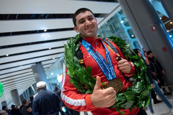 Встреча тяжелоатлетов в аэропорту Звартноц (29 октября 2019). Еревaн Встреча тяжелоатлетов в аэропорту Звартноц (29 октября 2019). Еревaн - Sputnik Армения