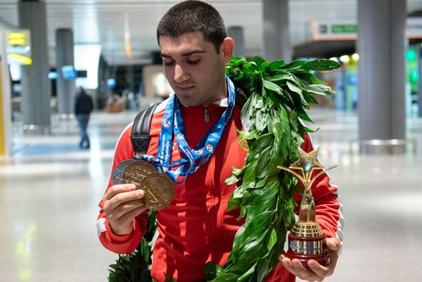 Встреча тяжелоатлетов в аэропорту Звартноц (29 октября 2019). Еревaн Встреча тяжелоатлетов в аэропорту Звартноц (29 октября 2019). Еревaн - Sputnik Армения