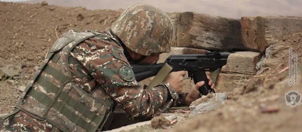 Армянский военнослужащий на тренировке по стрельбе - Sputnik Արմենիա