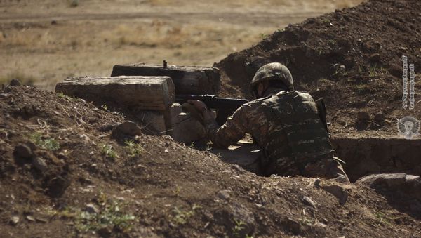 Армянский военнослужащий на тренировке по стрельбе Армянский военнослужащий на тренировке по стрельбе - Sputnik Արմենիա