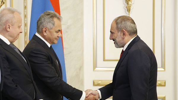 Премьер-министр Армении Никол Пашинян встретился с министром обороны России Сергеем Шойгу (29 октября 2019). Еревaн - Sputnik Армения