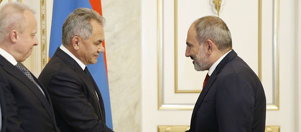 Премьер-министр Армении Никол Пашинян встретился с министром обороны России Сергеем Шойгу (29 октября 2019). Еревaн - Sputnik Армения