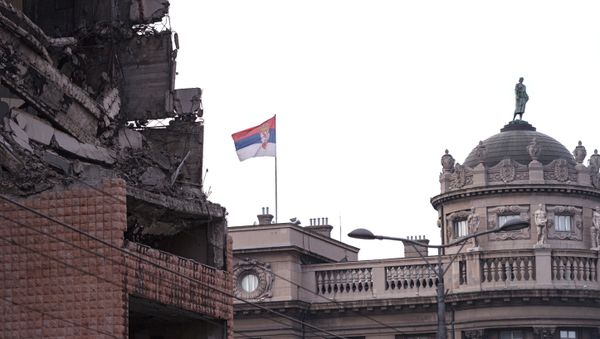 Угол здания Министерства Обороны Югославской республики, разрушенного крылатыми ракетами Томагавк во время операции НАТО против Югославии. - Sputnik Армения