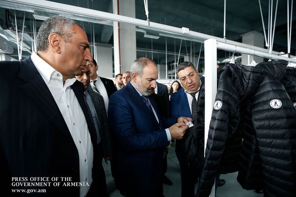 Три тысячи рабочих мест: Пашинян побывал на новых текстильных фабриках - Sputnik Армения