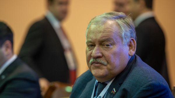 Константин Затулин перед началом заседания Парламентской ассамблеи ОДКБ (5 ноября 2019). Еревaн - Sputnik Армения