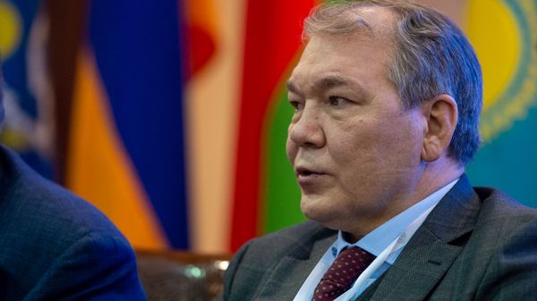 Леонид Калашников перед началом заседания Парламентской ассамблеи ОДКБ (5 ноября 2019). Еревaн - Sputnik Армения