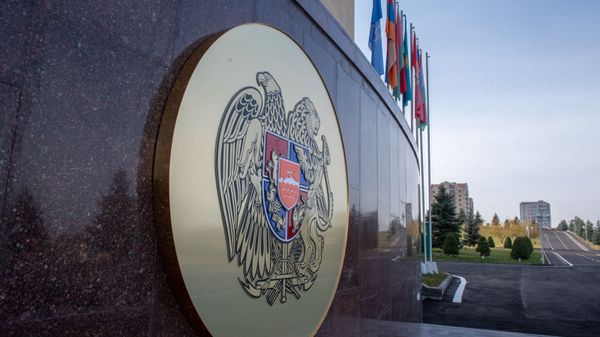 Герб Армении и флаги стран-участниц Парламентской ассамблеи ОДКБ перед зданием минобороны Армении (5 ноября 2019). Еревaн - Sputnik Армения