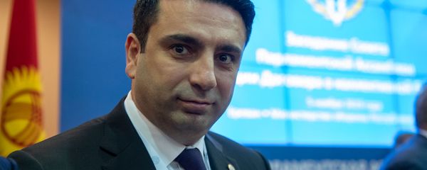 Вице-спикер Нацсобрания Армении Ален Симонян перед началом заседания Парламентской ассамблеи ОДКБ (5 ноября 2019). Еревaн Вице-спикер Нацсобрания Армении Ален Симонян перед началом заседания Парламентской ассамблеи ОДКБ (5 ноября 2019). Еревaн - Sputnik Армения