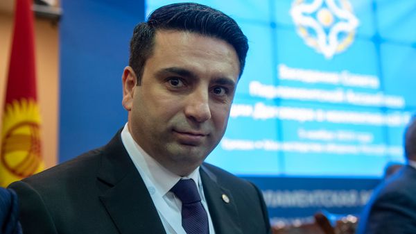 Вице-спикер Нацсобрания Армении Ален Симонян перед началом заседания Парламентской ассамблеи ОДКБ (5 ноября 2019). Еревaн - Sputnik Армения