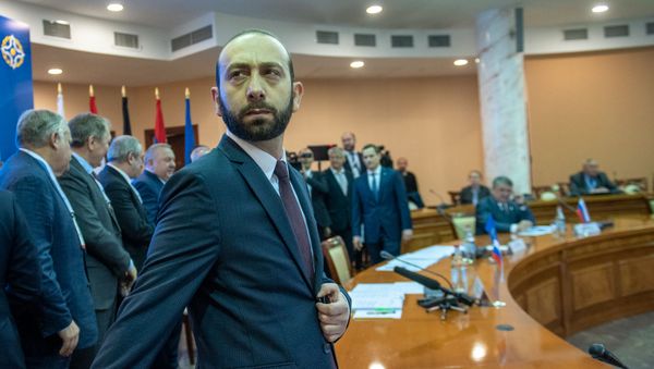 Спикер Нацсобрания Армении Арарат Мирзоян перед началом заседания Парламентской ассамблеи ОДКБ (5 ноября 2019). Еревaн - Sputnik Армения