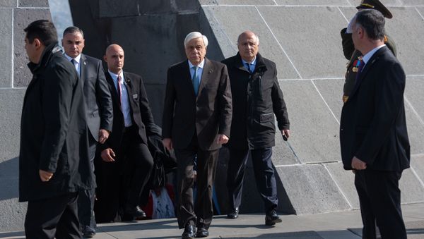 Президент Греции Прокопис Павлопулос в мемориальном комплексе Цицернакаберд (5 ноября 2019). Еревaн - Sputnik Армения