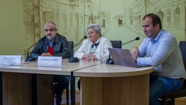Рубен Бабаян и Грануш Харатян на пресс-конференции по теме провала спектакля Волнение и звонок (5 ноября 2019). Еревaн - Sputnik Արմենիա