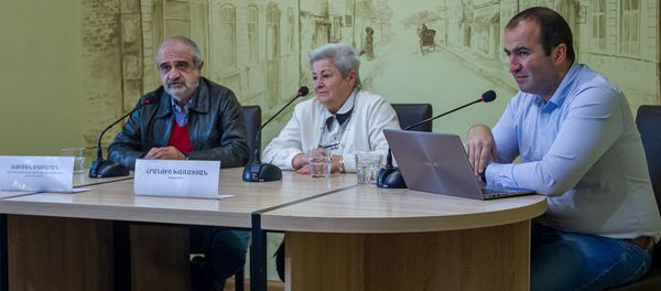 Рубен Бабаян и Грануш Харатян на пресс-конференции по теме провала спектакля Волнение и звонок (5 ноября 2019). Еревaн Рубен Бабаян и Грануш Харатян на пресс-конференции по теме провала спектакля Волнение и звонок (5 ноября 2019). Еревaн - Sputnik Արմենիա