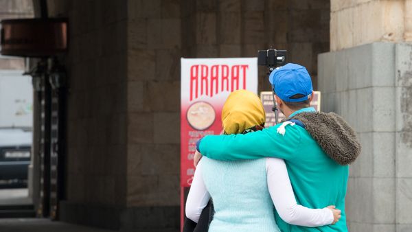 Туристы из Ирана  фотографируются в Ереване - Sputnik Армения