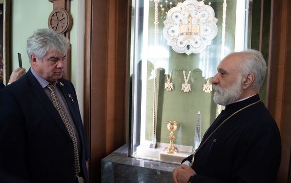 Члены Межпарламенской комиссии по сотрудничеству Федерального Собрания России в Сокровищнице ААЦ (7 ноября 2019). Эчмиадзин Члены Межпарламенской комиссии по сотрудничеству Федерального Собрания России в Сокровищнице ААЦ (7 ноября 2019). Эчмиадзин - Sputnik Армения