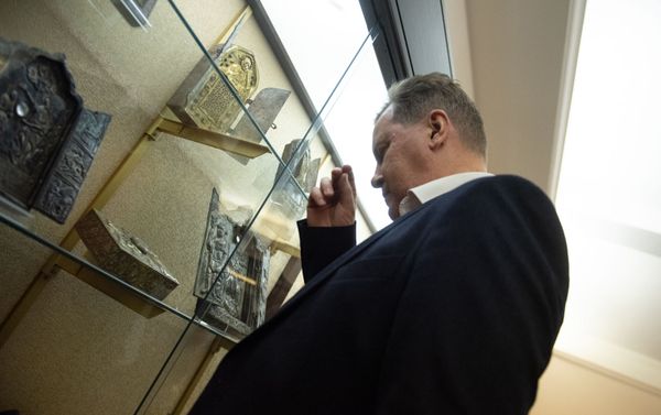 Члены Межпарламенской комиссии по сотрудничеству Федерального Собрания России в Сокровищнице ААЦ (7 ноября 2019). Эчмиадзин Члены Межпарламенской комиссии по сотрудничеству Федерального Собрания России в Сокровищнице ААЦ (7 ноября 2019). Эчмиадзин - Sputnik Армения