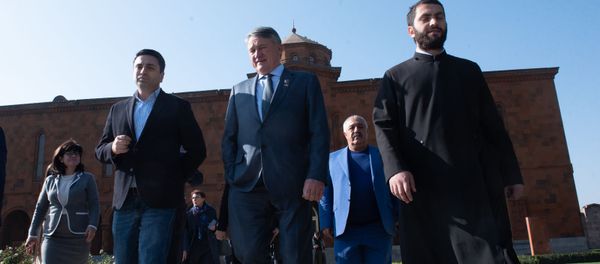 Члены Межпарламенской комиссии по сотрудничеству Федерального Собрания России в Сокровищнице ААЦ (7 ноября 2019). Эчмиадзин - Sputnik Արմենիա