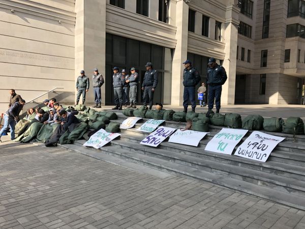 Если Арутюнян ошибся, то ответит: Пашинян обещал разобраться с жалобой студентов - Sputnik Армения