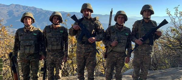 Армянские военнослужащие на передовой во время пересменки - Sputnik Արմենիա