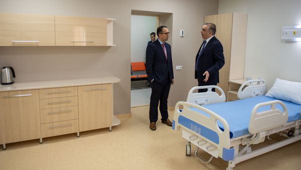 Директор МЦ Эребуни Арутюн Кушкян и министр здравоохранения Арсен Торосян во время открытия Европейского центра ядерной медицины (8 ноября 2019). Еревaн - Sputnik Արմենիա
