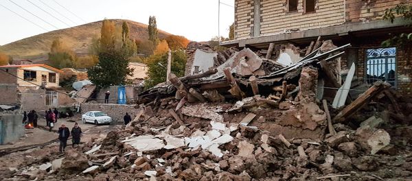 Обломки зданий в деревне Варнакеш, примерно в 120 километрах к юго-востоку от города Тебриз, в провинции Восточный Азербайджан, после землетрясения магнитудой 5,9 (8 ноября 2019). Иран Обломки зданий в деревне Варнакеш, примерно в 120 километрах к юго-востоку от города Тебриз, в провинции Восточный Азербайджан, после землетрясения магнитудой 5,9 (8 ноября 2019). Иран - Sputnik Արմենիա