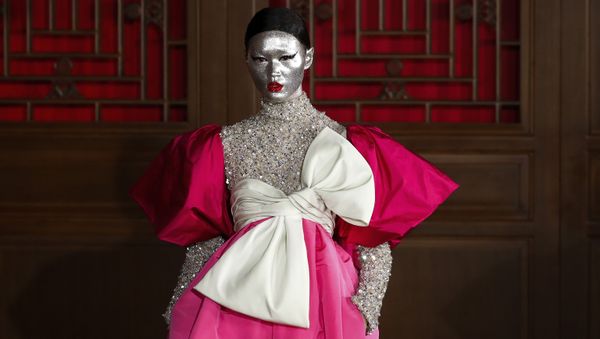 Модель представляет творение дизайнера Pierpaolo Piccioli из коллекции Valentino Haute Couture во время показа мод в Летнем дворце Аман в Пекине, Китай - Sputnik Армения