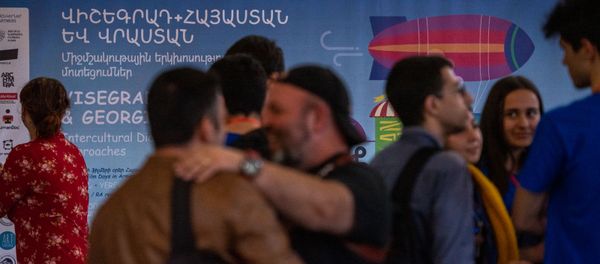 Гости и участники международного детского и юношеского кинофестиваля Ролан-2019 перед банером фестиваля (9 ноября 2019). Еревaн - Sputnik Արմենիա