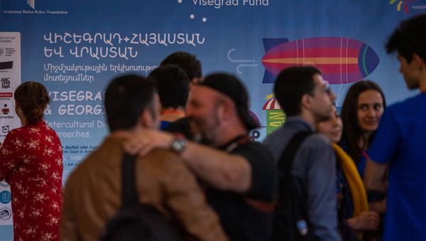 Гости и участники международного детского и юношеского кинофестиваля Ролан-2019 перед банером фестиваля (9 ноября 2019). Еревaн - Sputnik Արմենիա