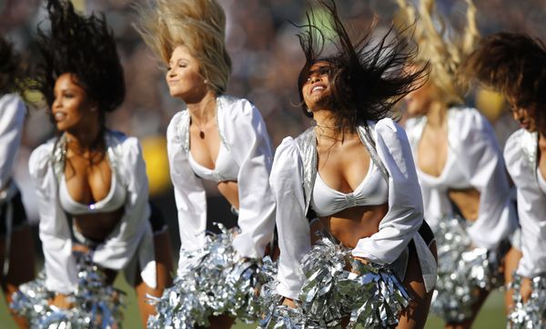 Выступление группы поддержки Oakland Raiders во время футбольного матча в Окленде, Калифорния - Sputnik Армения