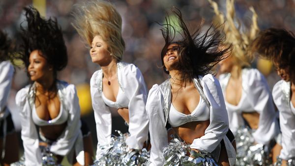 Выступление группы поддержки Oakland Raiders во время футбольного матча в Окленде, Калифорния - Sputnik Армения