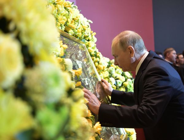 Президент РФ Владимир Путин у иконы Святителя Николая Чудотворца в Центральном выставочном зале Манеж - Sputnik Армения