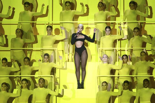 Певица Дуа Липа во время выступления на церемонии вручения премии MTV Europe Music Awards в Севилье - Sputnik Армения