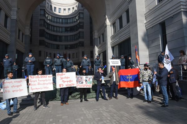 Европейские дудуки против Араика Арутюняна: протесты продолжаются - Sputnik Армения