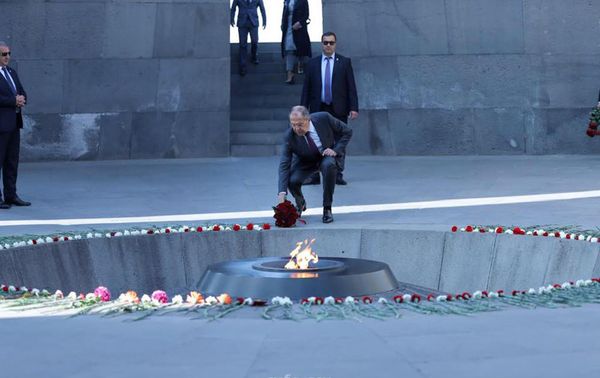 Министр иностранных дел России Сергей Лавров посетил мемориальный комплекс Цицернакаберд (11 ноября 2019). Еревaн - Sputnik Армения