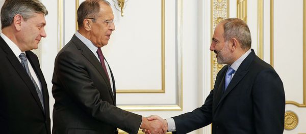 Премьер-министр Армении Никол Пашинян принял министра иностранных дел России Сергея Лаврова (11 ноября 2019). Еревaн Премьер-министр Армении Никол Пашинян принял министра иностранных дел России Сергея Лаврова (11 ноября 2019). Еревaн - Sputnik Армения