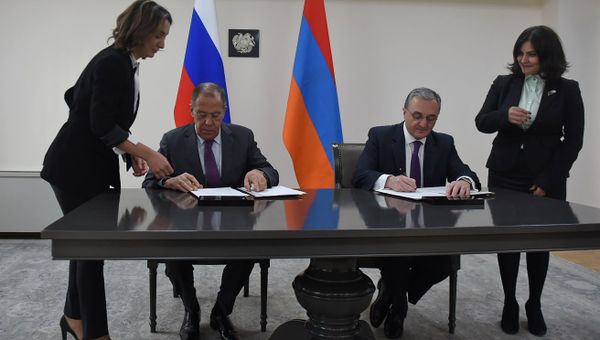 Главы МИД Армении и России Зограб Мнацаканян и Сергей Лавров (11 ноября 2019). Еревaн Главы МИД Армении и России Зограб Мнацаканян и Сергей Лавров (11 ноября 2019). Еревaн - Sputnik Армения