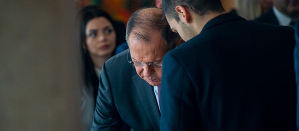Министр иностранных дел России Сергей Лавров подписывает книги студентов дипломатической школы Армении (11 ноября 2019). Еревaн - Sputnik Армения