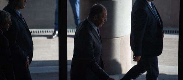 Министр иностранных дел России Сергей Лавров покидает Дипломатическую школу Армении (11 ноября 2019). Еревaн Министр иностранных дел России Сергей Лавров покидает Дипломатическую школу Армении (11 ноября 2019). Еревaн - Sputnik Армения