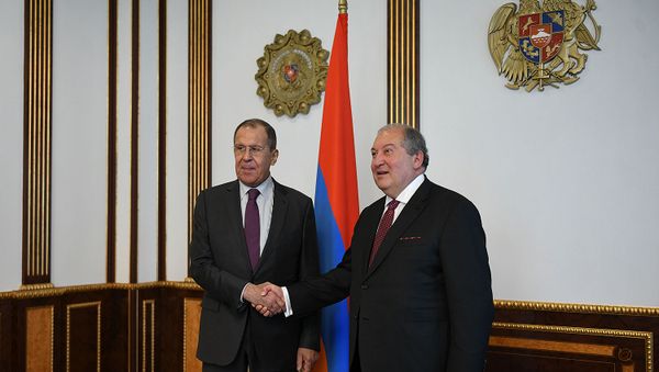 Президент Армении Армен Саркисян встретился с министром иностранных дел России Сергеем Лавровым (11 ноября 2019). Еревaн Президент Армении Армен Саркисян встретился с министром иностранных дел России Сергеем Лавровым (11 ноября 2019). Еревaн - Sputnik Армения