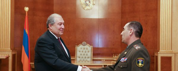 Президент Армен Саркисян присвоил звание генерал-майора полковнику Армену Арутюняну (11 ноября 2019). Еревaн - Sputnik Արմենիա