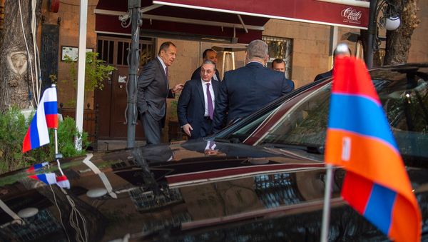 Глава МИД России Сергей Лавров выпил кофе с коллегой Зограбом Мнацаканяном в одном из ереванских ресторанов (11 ноября 2019). Еревaн Глава МИД России Сергей Лавров выпил кофе с коллегой Зограбом Мнацаканяном в одном из ереванских ресторанов (11 ноября 2019). Еревaн - Sputnik Армения