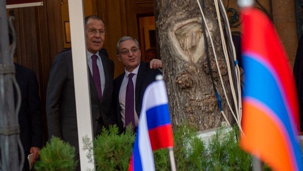 Глава МИД России Сергей Лавров выпил кофе с коллегой Зограбом Мнацаканяном в одном из ереванских ресторанов (11 ноября 2019). Еревaн - Sputnik Армения
