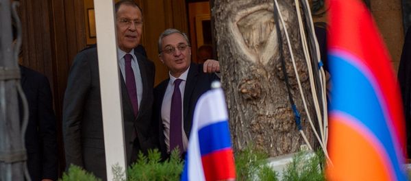 Глава МИД России Сергей Лавров выпил кофе с коллегой Зограбом Мнацаканяном в одном из ереванских ресторанов (11 ноября 2019). Еревaн Глава МИД России Сергей Лавров выпил кофе с коллегой Зограбом Мнацаканяном в одном из ереванских ресторанов (11 ноября 2019). Еревaн - Sputnik Армения