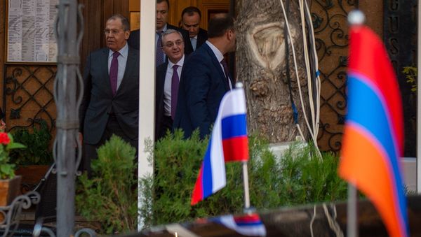 Глава МИД России Сергей Лавров выпил кофе с коллегой Зограбом Мнацаканяном в одном из ереванских ресторанов (11 ноября 2019). Еревaн - Sputnik Армения